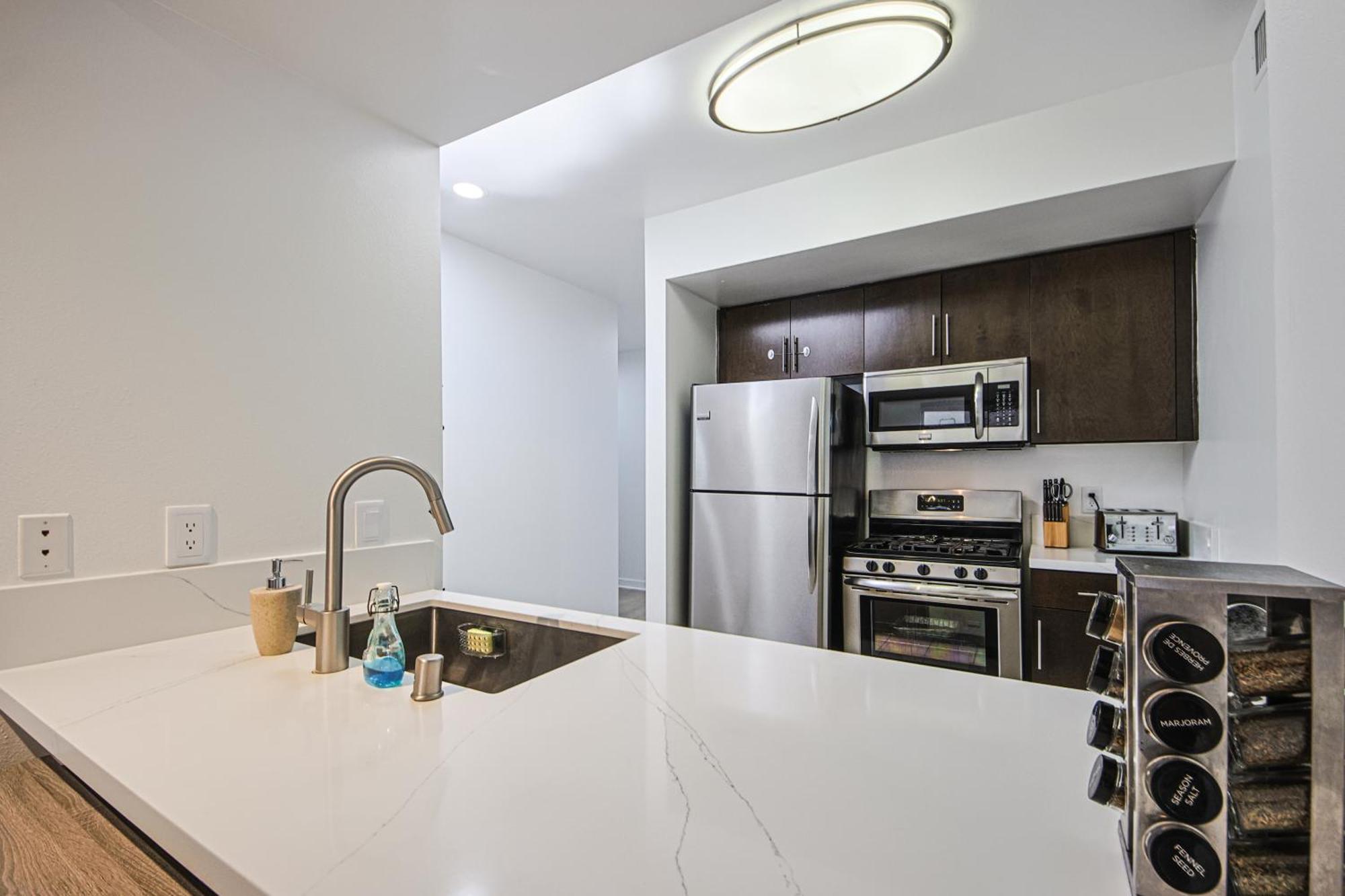 The Carlton - Modern-Lux 2 Master Suites-Secure Bldg & Parking- 5 Blks To Ocean Ave Los Angeles Exterior photo